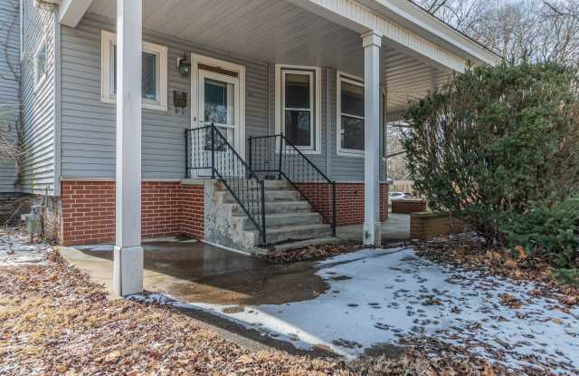 5 bedroom, 2 bath home, close to U of I, MTD lines, local shopping & dining!! - Available Now Gallery 3