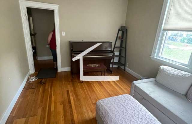 Brighton 2 Bedroom | Hardwood Floors | Laundry on site | Near Boston College & Whole Foods photos photos