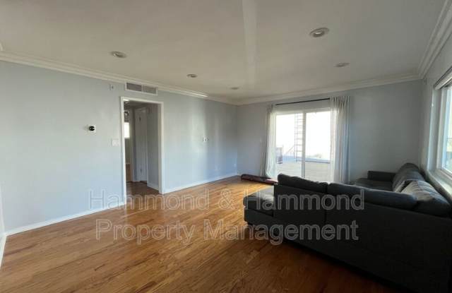 5726 Woodman Ave. Gallery 3