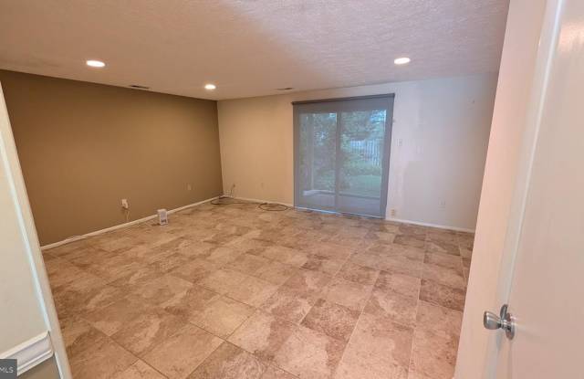 6400 POUND APPLE CT Gallery 2