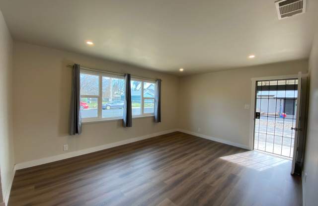 2bed/1bath duplex 1 block from Vaca High School! Remodeled interior, dual pane windows with detached single car garage! Gallery 3