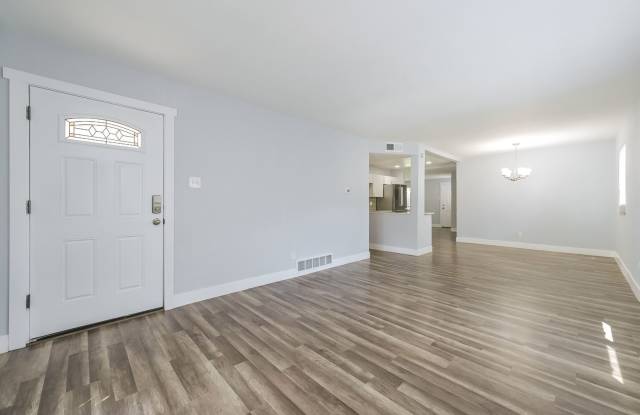 4 WEEKS FREE RENT & FREE 55" TV IF MOVED IN BY 9/30! Beautifully Remodeled 3bd/2ba Home in Central Aurora! Gallery 4