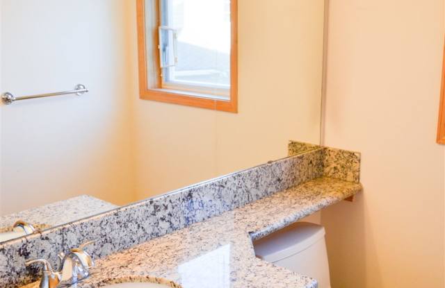 16424 SE 39th Pl - 16424 Southeast 39th Place, Bellevue, WA 98008