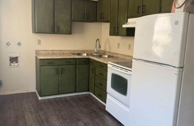 Light and Bright Two bedroom One bath Condo on the West side of Carson Gallery 4