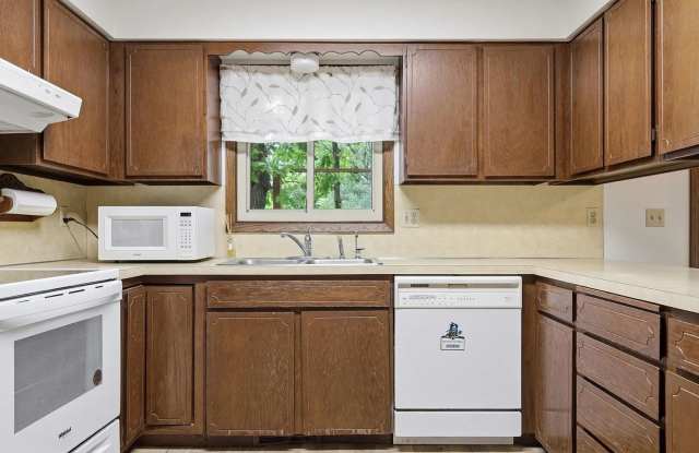 Private 3 bedroom on 2.5 acres! Gallery 3