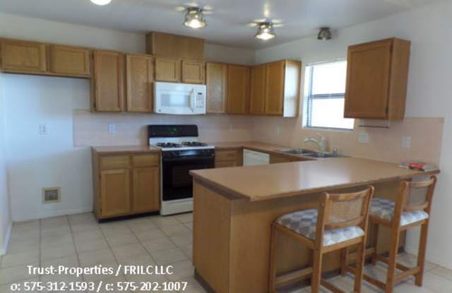 Great 3/2 in Mirasol Subdivision with huge yard Gallery 4
