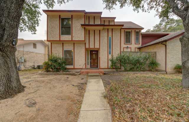 Charming Home with Vaulted Ceilings  Loft Near 281  Bitters photos photos