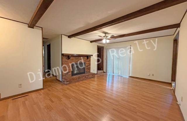 Charming 3 bedroom Home near Hwy 65 and Cherry! Gallery 3
