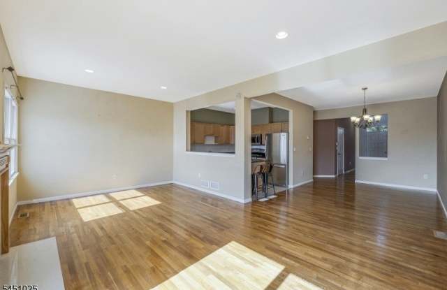 370 Summerhill Dr Gallery 2