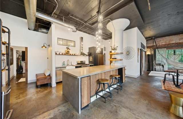 881 Memorial Drive SE Gallery 3