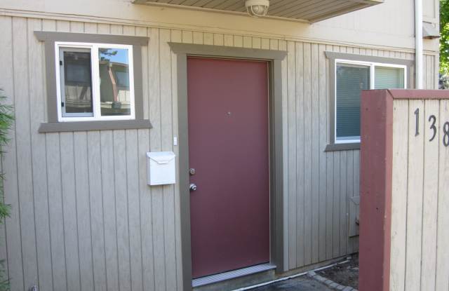 Beautiful 2X1.5  Townhome with a Detached Garage Gallery 2