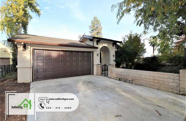 875 Lakeview Dr. Large Patio, Landscaper Included. Fenced Yard. Two Master Bedrooms photos photos