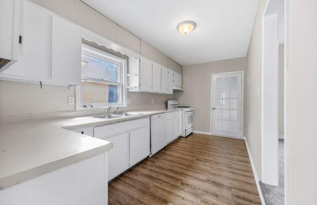 2 Bedroom with 3 Stall Attached Garage!! Gallery 4