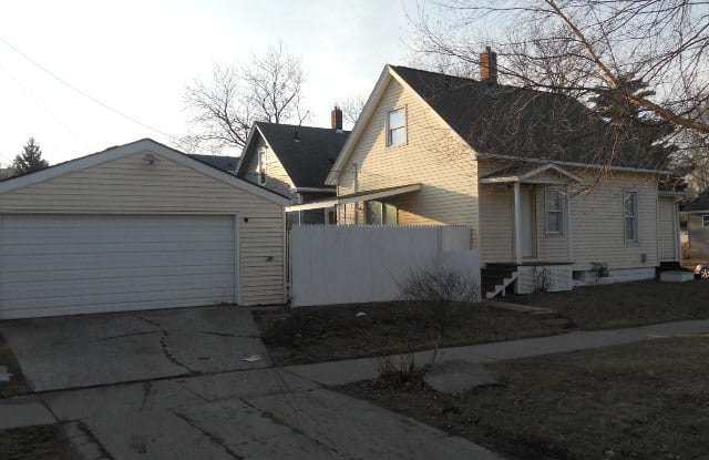901 10th Avenue Southwest - 901 10th Avenue Southwest, Cedar Rapids, IA 52404