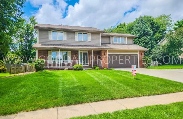 Executive 4 Bedroom Home in West Des Moines with a fenced in yard !!! - 924 Prairie View Drive, West Des Moines, IA 50266