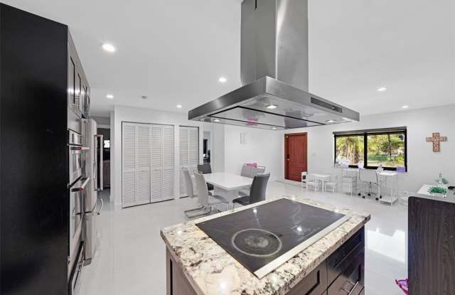 14000 SW 20th St photos photos