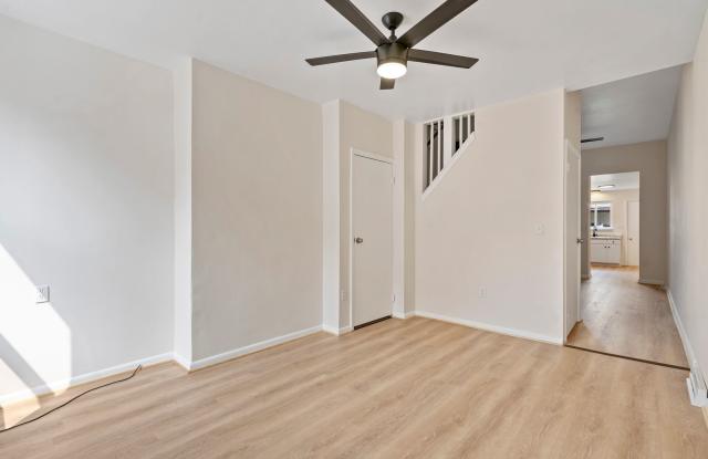 Newly renovated 2 Bed, 1 Bath w/ Bonus Room, Central AC, Laundry - Available September 5th! Gallery 4