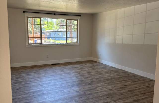 Updated Duplex in SE Bend Gallery 3