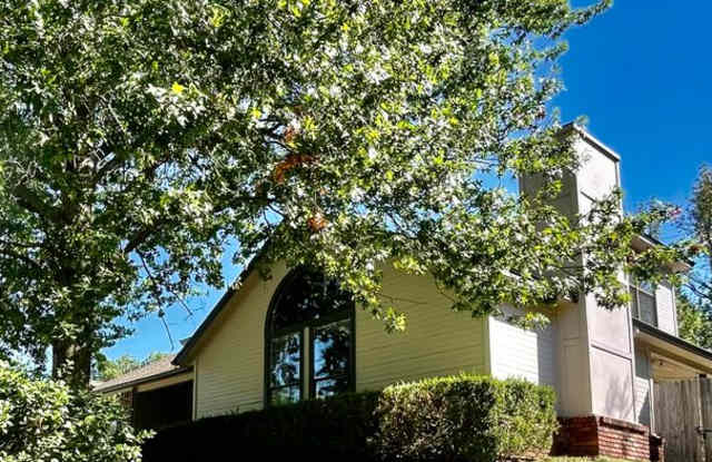 Gorgeous Pool Home w/ 4bd /2.5ba/Fireplace - 7422 East 65th Place, Tulsa, OK 74133