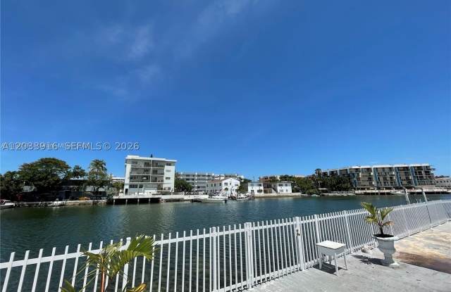8205 Crespi Blvd photos photos