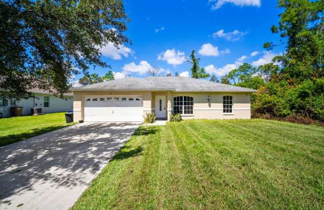 Beautiful 3 bedrooms+ DEN 2 bathrooms single family home in Lehigh Acres photos photos
