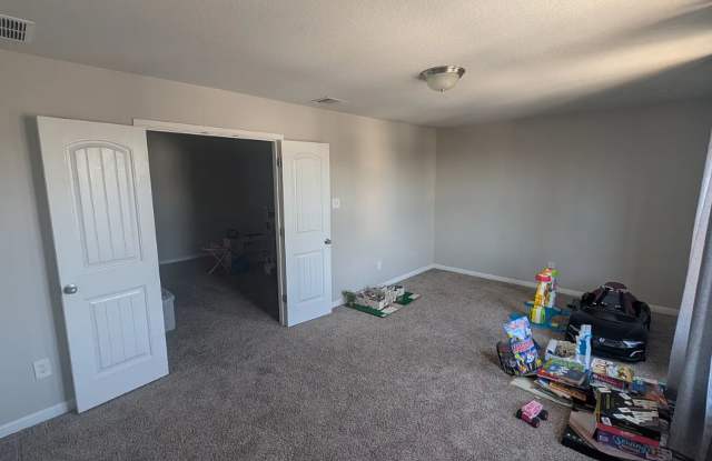Spacious Lovely Home w/Backyard Gallery 3
