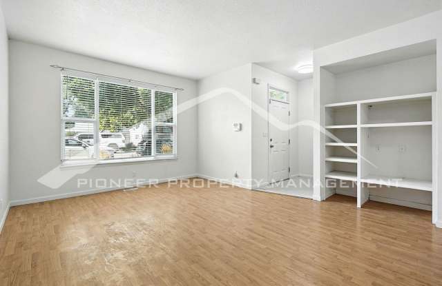 Beautiful Townhome With Garage and Central AC Gallery 4