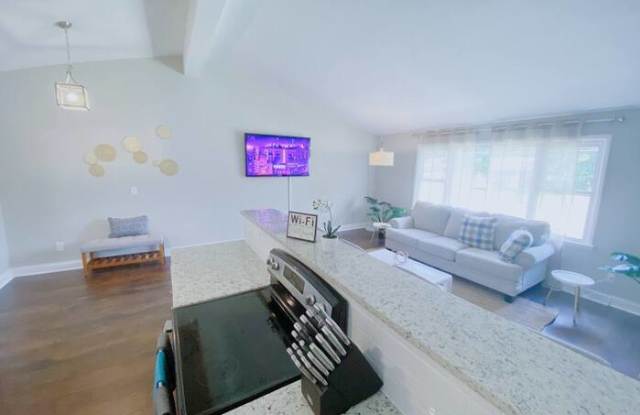 12005 Greenleaf Drive Southeast Gallery 4