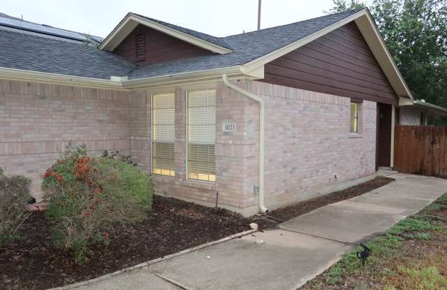 Canterbury Classic - 3/2 - New Appliances  - Finished Garage - Big Yard - $1975 Gallery 3