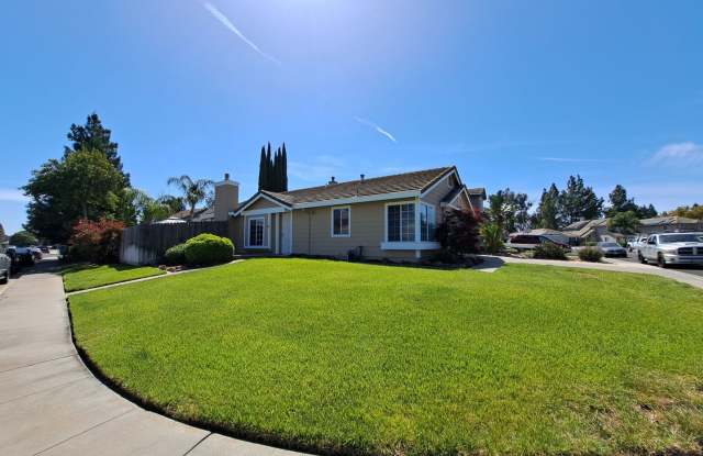 Unique Design, Corner Lot, with Pool & Landscaping Service Gallery 3