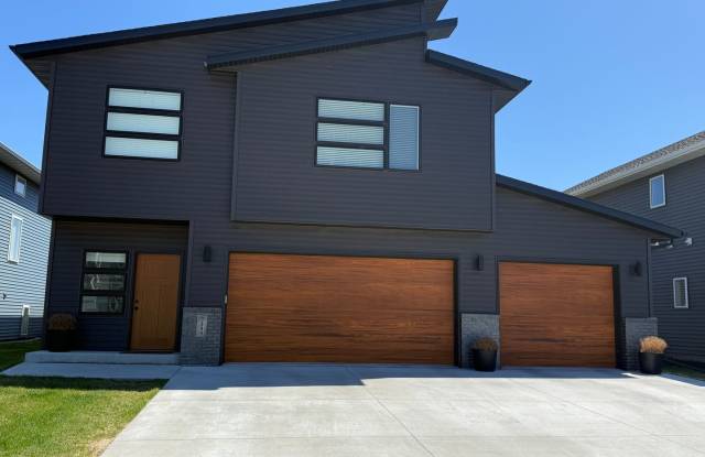 4-bedroom, 3-bathroom South Fargo Single-Family Home w/ 3 Stall Garage - 7348 Madelyn Lane South, Cass County, ND 58104