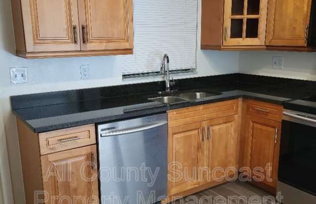 513 Curlew Place E, photos photos