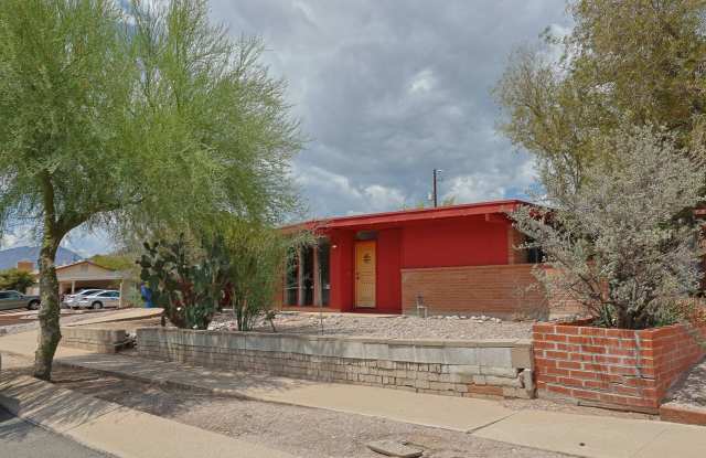 Modern 3BR/2BA Tucson Rental Home in 85710 with Carpet-Free Flooring Gallery 3