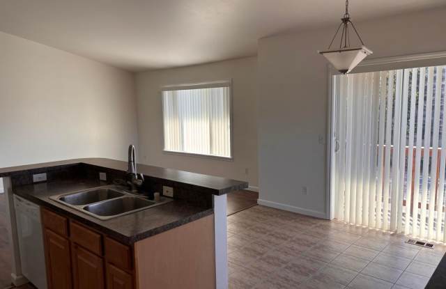 3 Bed/2 Bath Midtown Townhome! Gallery 4