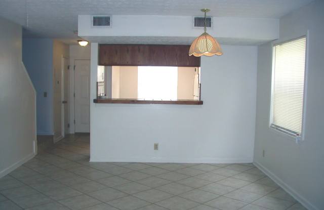 1915 MAIN ST Gallery 4