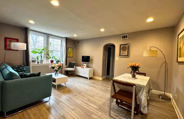 Modernized Fully Furnished 1BR, 1BA Condo at Arbors of Arlington Gallery 3