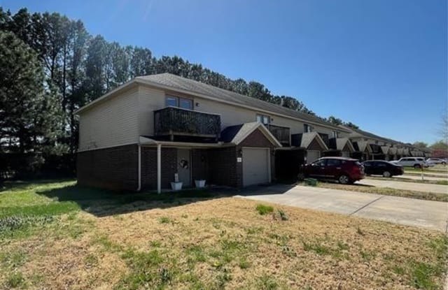 2251 Skyler  DR - 2251 West Skyler Drive, Fayetteville, AR 72703
