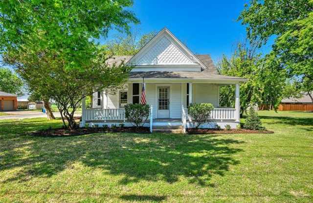 676 South Waco Street - 676 South Waco Street, Van Alstyne, TX 75495