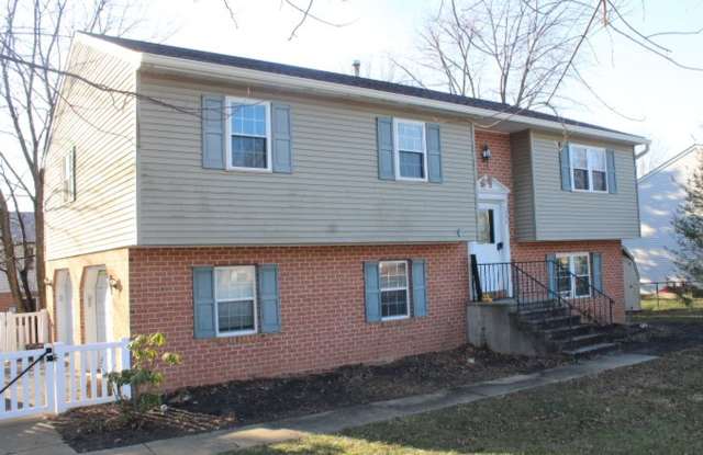 Single Family Raised Rancher with Fenced-In Yard photos photos