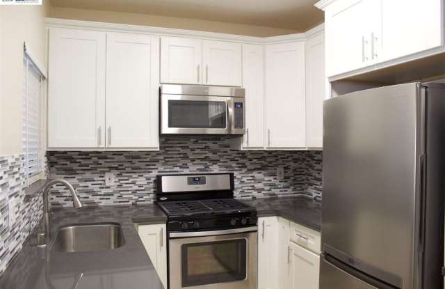 $3090 / 2 BR GORGEOUS REMODELED MEADOWBROOK CONDO IN CENTRAL FREMONT photos photos