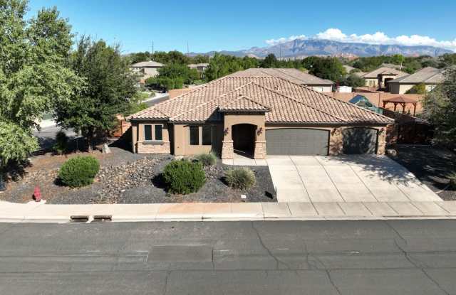 MOVE IN SPECIAL!! 1/2 off first full months Rent! 4 bed house with extra parking! Dog friendly - 157 East Foothill Drive, Washington, UT 84780