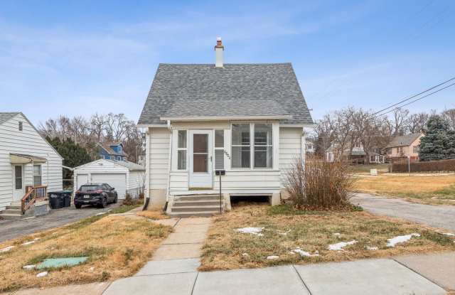 Comfortable Corner-Lot with Main Floor Primary Bedroom!! - 6602 Emmet Street, Omaha, NE 68104