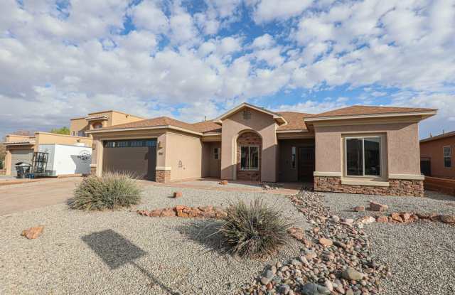 Beautiful 4 Bed 2 Bath - Dogs Allowed! Gallery 1