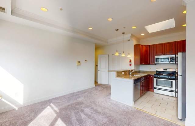 Top Floor! Beautiful One Bedroom W/Renovated Kitchen & Washer/Dryer In Unit! Gallery 1