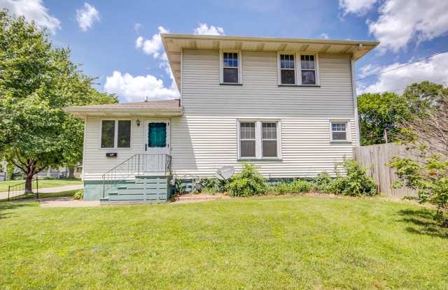 4 bed home - 627 South Dittmer Street, Davenport, IA 52802