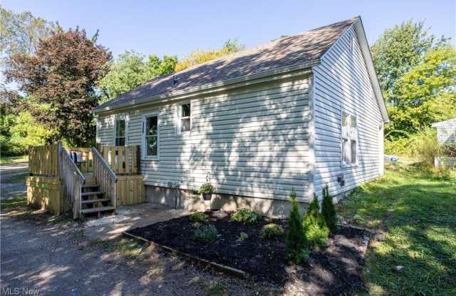 826 Ashland Court - 826 Ashland Court, Barberton, OH 44203