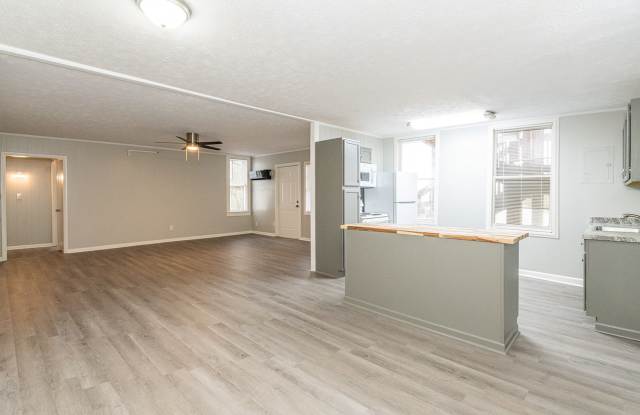 Beautifully renovated 2nd floor, 2 Bdr 1 bath unit in Maryville, TN - Available NOW! photos photos