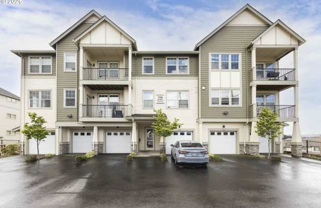Bright 1 Bedroom Condo with Open Kitchen, Private Balcony, Home Office Space & Community Pool Gallery 1
