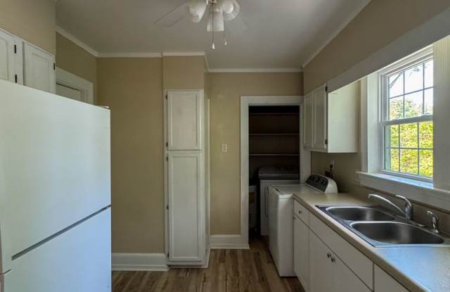 Charming 2 Bed 1 Bath Duplex in Haymount Gallery 4