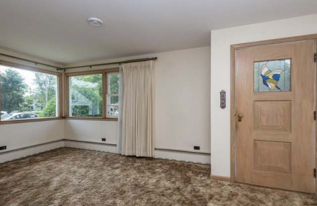 3512 Waldo Boulevard Gallery 4